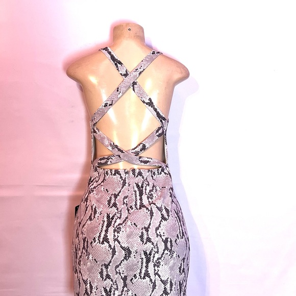 BRAND NEW EXPRESS SNAKE SKIN BODYCON DRESS W/BACK OUT SIZE SMALL - Picture 4 of 5